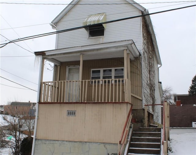 view of front of property featuring a balcony