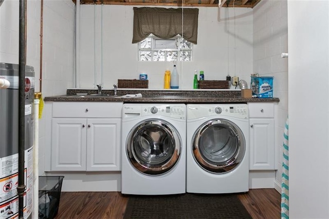 clothes washing area with a sink, dark wood-style floors, gas water heater, and washer and dryer