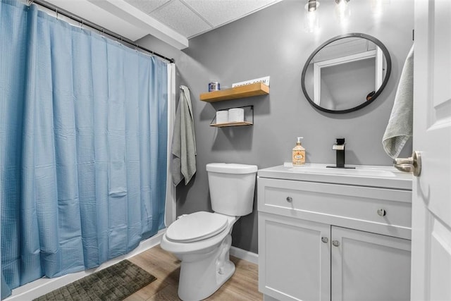 full bath featuring baseboards, toilet, wood finished floors, curtained shower, and vanity