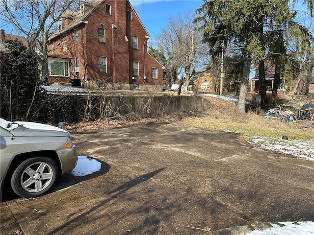 view of yard layered in snow