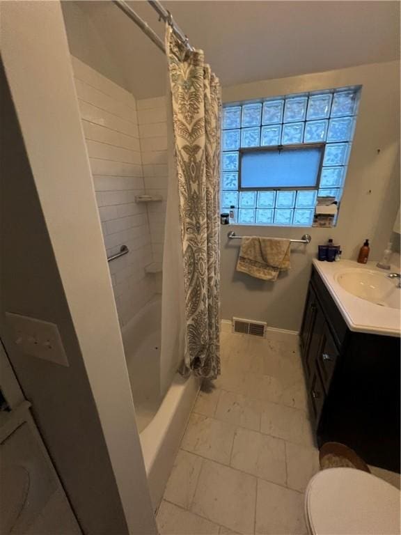 full bath featuring shower / bath combination with curtain, visible vents, toilet, vanity, and baseboards