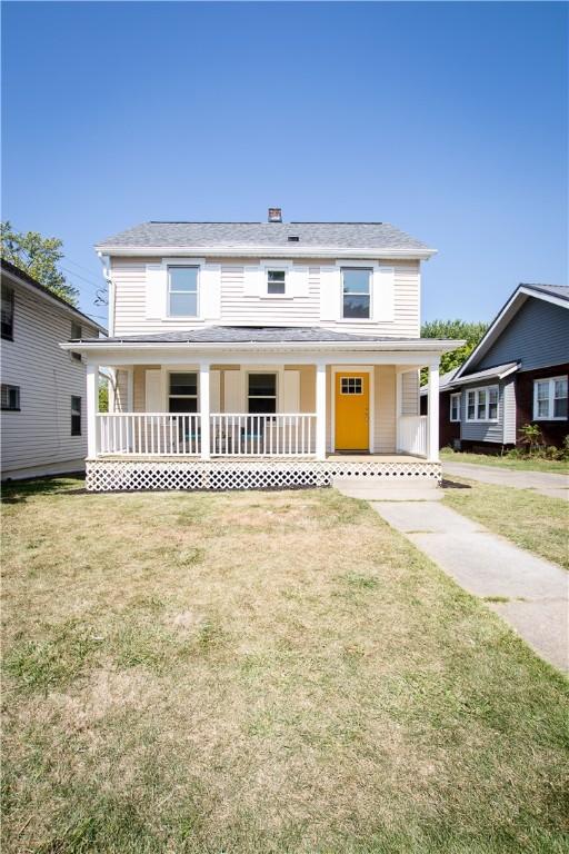 view of front of property featuring a porch and a front yard