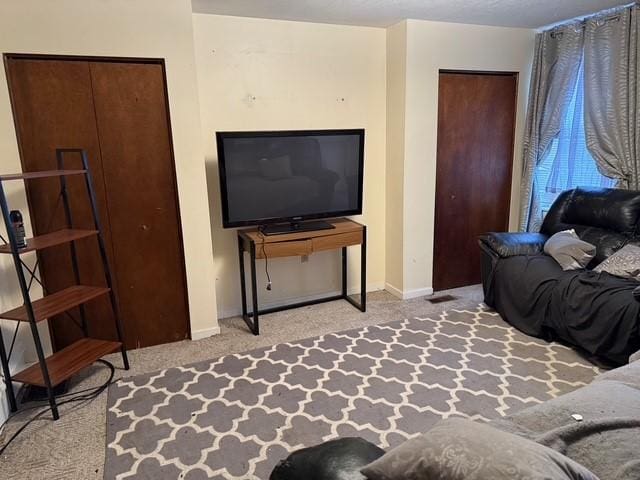 754 N Sheridan Ave, Highland Park, PA 15206 - carpeted living room featuring baseboards