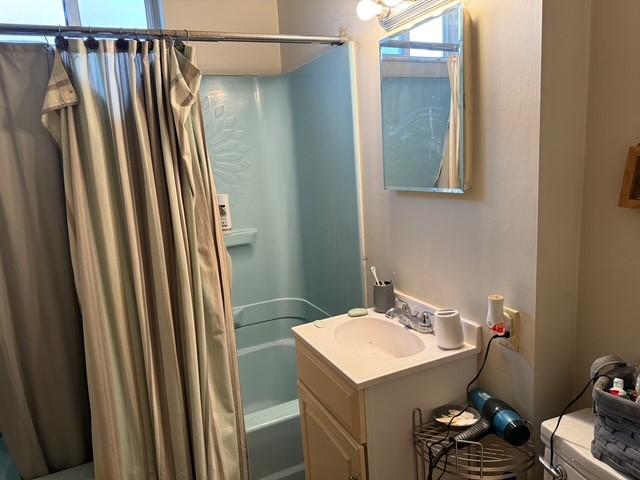 754 N Sheridan Ave, Highland Park, PA 15206 - bathroom with shower / bath combo with shower curtain and vanity
