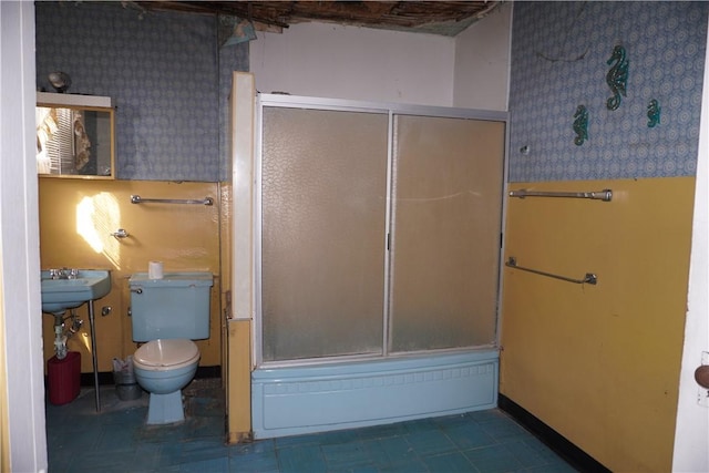 full bathroom featuring baseboards, toilet, and bath / shower combo with glass door