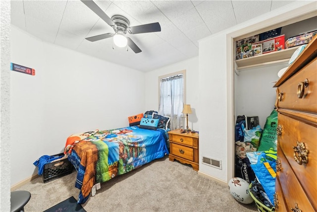 bedroom featuring light carpet, baseboards, visible vents, and a ceiling fan