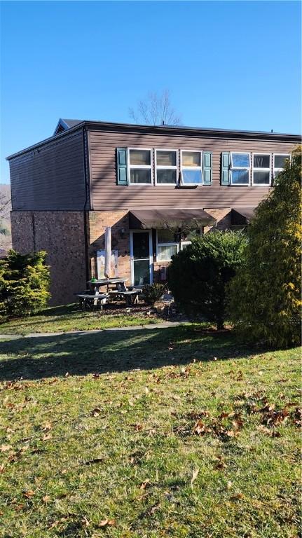 view of front facade featuring a front lawn