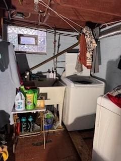 washroom with laundry area and washer / clothes dryer