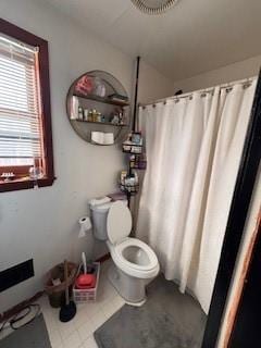 full bathroom featuring toilet and a shower with curtain