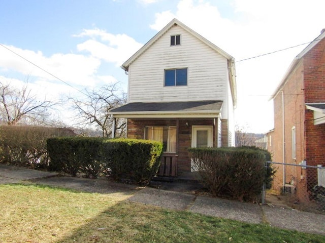 view of front of home with fence and a front yard