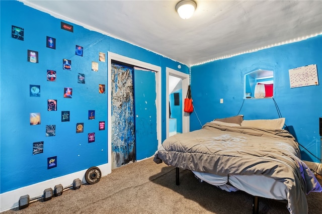 bedroom featuring carpet floors and a closet