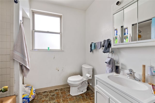 full bathroom featuring baseboards, vanity, and toilet