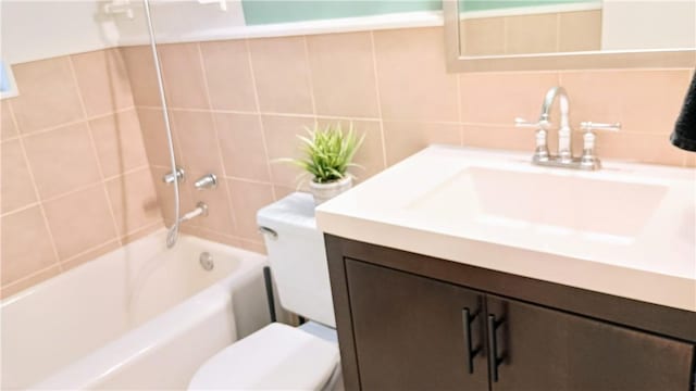 full bath with shower / tub combination, toilet, vanity, tile walls, and decorative backsplash
