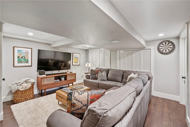 living room featuring dark wood-style floors, recessed lighting, visible vents, and baseboards