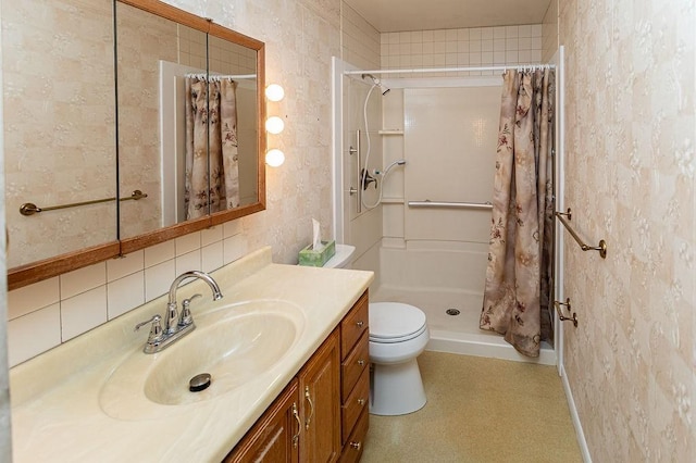 full bathroom featuring tasteful backsplash, toilet, vanity, and a shower with shower curtain