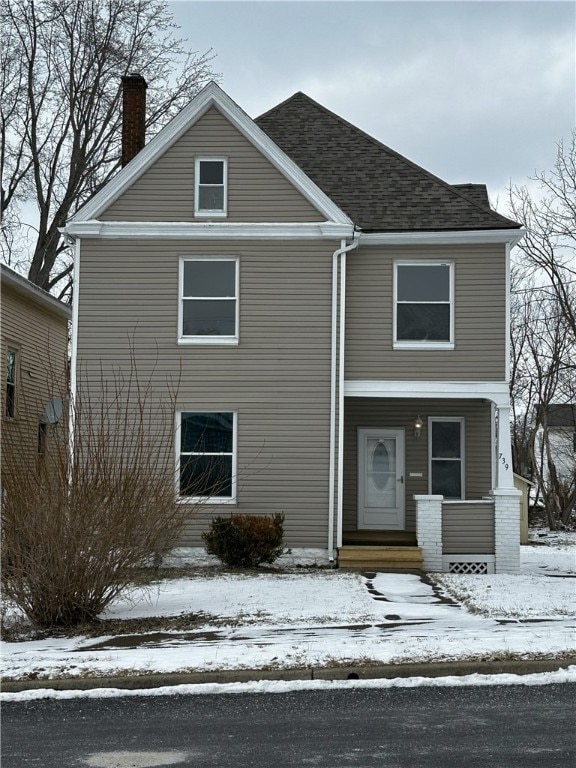 view of front of property featuring a shingled roof