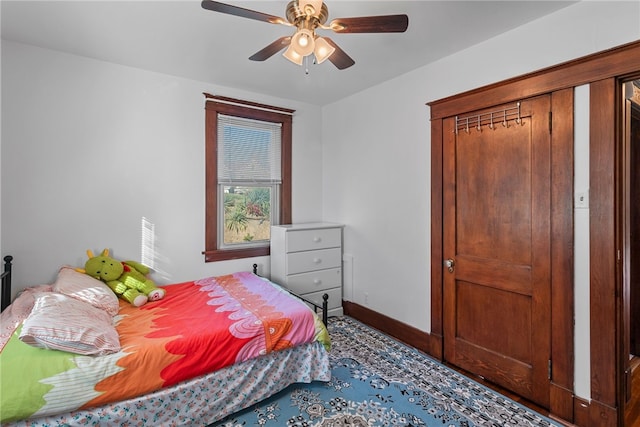 bedroom with ceiling fan and baseboards