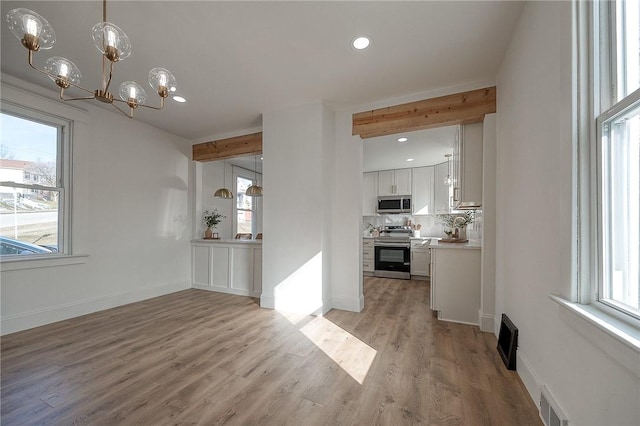 living room featuring recessed lighting, visible vents, light wood-style floors, a chandelier, and baseboards