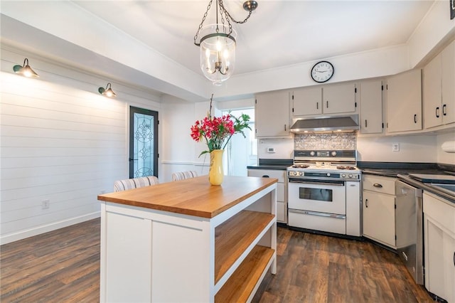 kitchen with white gas range oven, a kitchen island, decorative light fixtures, gray cabinets, and under cabinet range hood