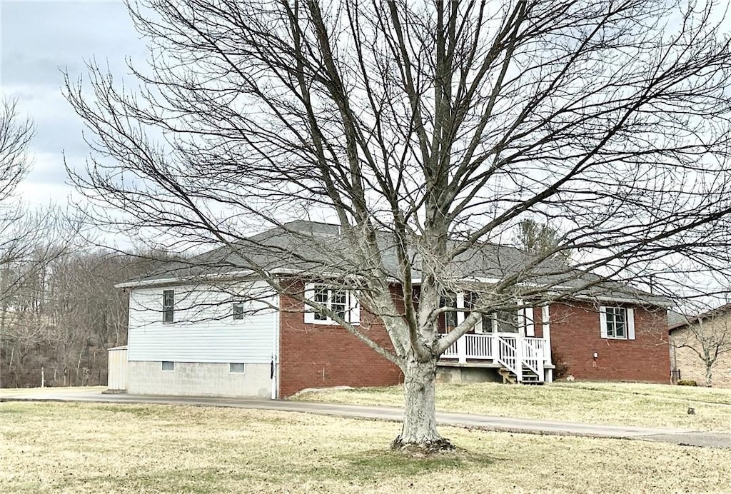 view of front of property featuring a front yard and brick siding