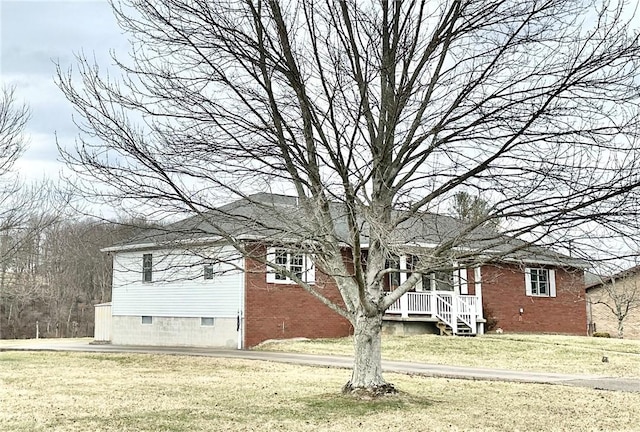 view of front of property featuring a front yard and brick siding