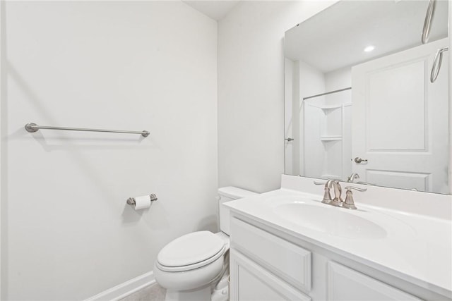 full bathroom featuring a shower, baseboards, vanity, and toilet