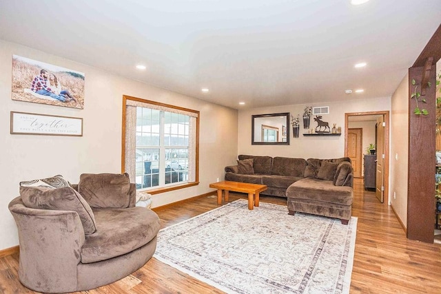 living area featuring recessed lighting, visible vents, light wood-style flooring, and baseboards