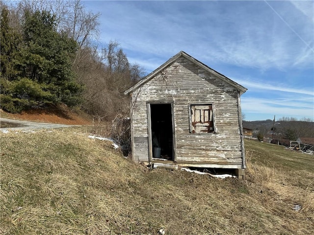 view of outdoor structure with an outbuilding