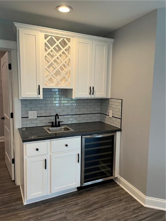 115 White Fox Ct Unit 33, North Sewickley Twp, PA 16117 - indoor wet bar with beverage cooler, baseboards, dark wood finished floors, backsplash, and recessed lighting