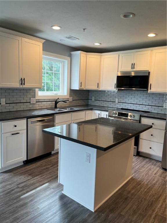 115 White Fox Ct Unit 33, North Sewickley Twp, PA 16117 - kitchen featuring stainless steel appliances, a sink, dark countertops, dark wood-type flooring, and recessed lighting