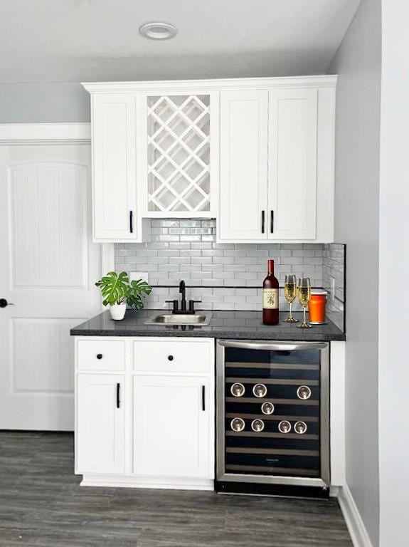 115 White Fox Ct Unit 33, North Sewickley Twp, PA 16117 - indoor wet bar featuring wine cooler, dark wood-style flooring, tasteful backsplash, and baseboards