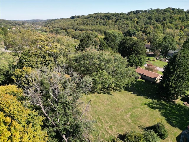 birds eye view of property featuring a forest view