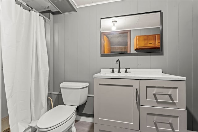 bathroom featuring a shower with shower curtain, vanity, toilet, and wood finished floors