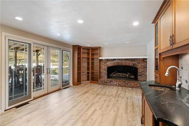 living room featuring light wood-style floors, visible vents, and recessed lighting