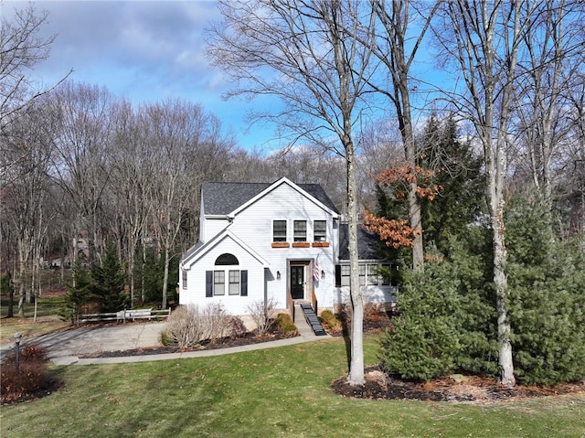 view of front of property featuring a front yard