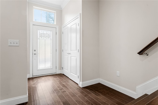 foyer with dark wood-style floors, plenty of natural light, baseboards, and ornamental molding