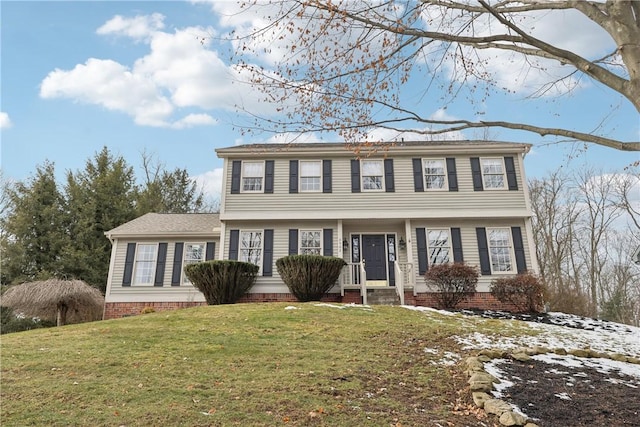 colonial home featuring a front yard