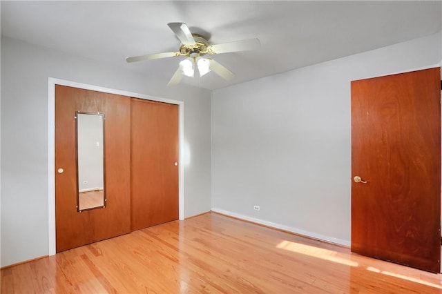 unfurnished bedroom with a ceiling fan, light wood-style floors, a closet, and baseboards