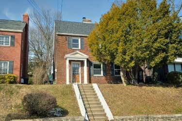 view of front of property with brick siding and a front yard