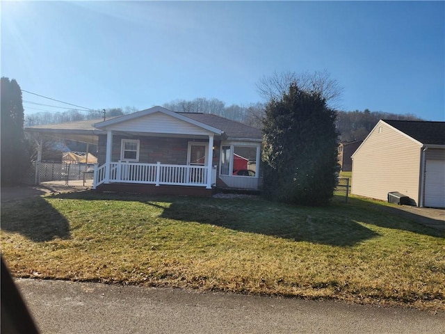 view of front of property featuring fence, a front lawn, and a porch