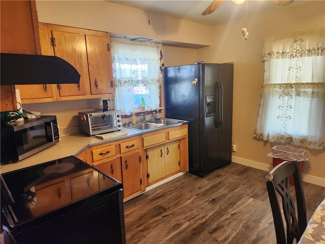 kitchen with dark wood-style floors, a toaster, a ceiling fan, a sink, and black appliances