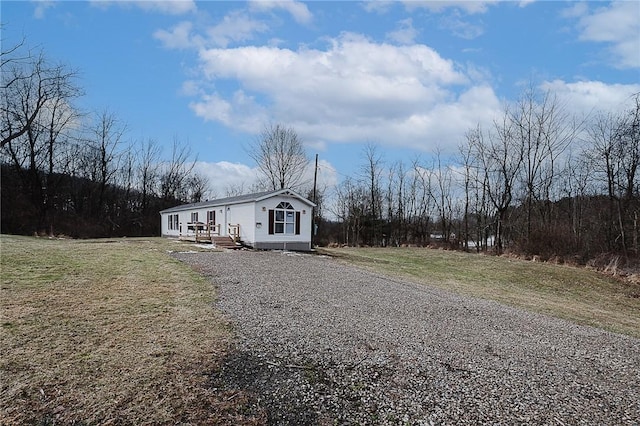 manufactured / mobile home featuring a front yard and driveway