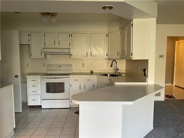 kitchen featuring a peninsula, a sink, light countertops, under cabinet range hood, and white electric range