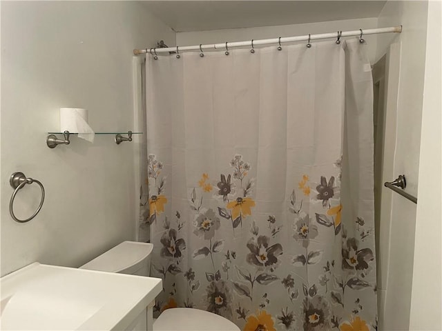 full bathroom with a shower with curtain, toilet, and vanity