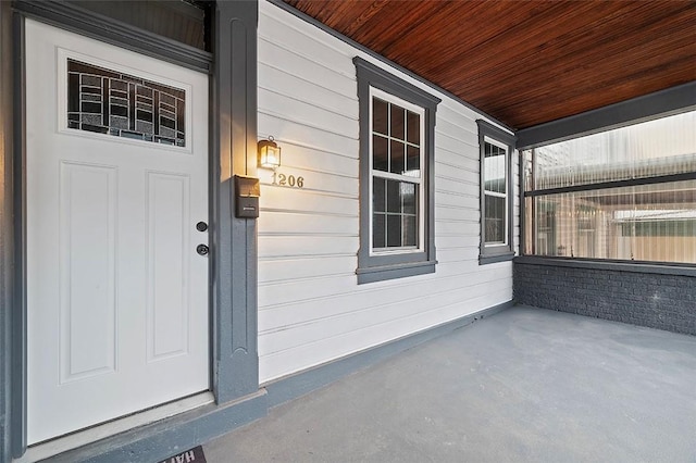 property entrance with covered porch