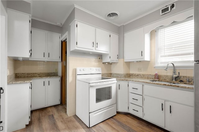 kitchen featuring visible vents, electric range, light wood-style floors, ornamental molding, and a sink