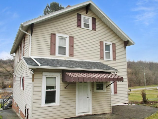 view of front of property with a shingled roof