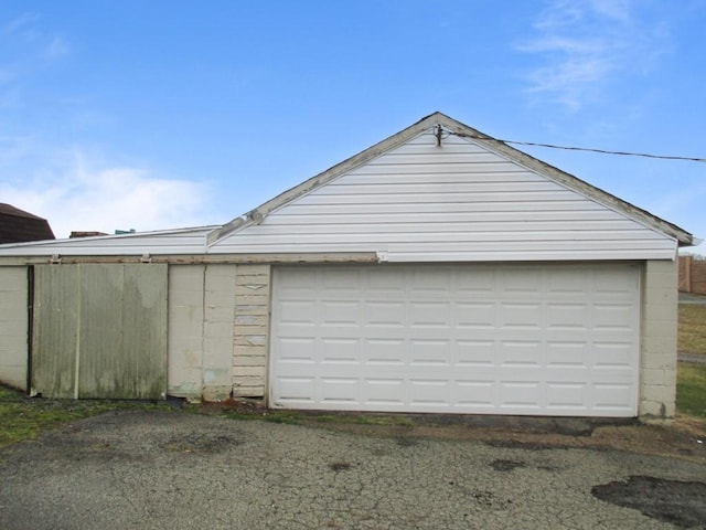 view of detached garage