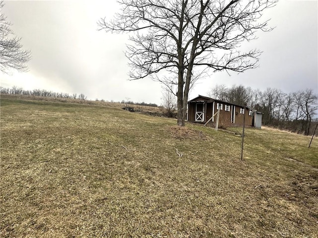 view of yard with an outbuilding