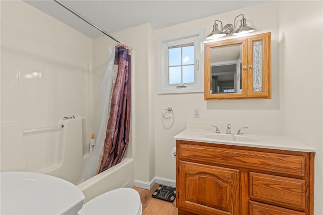 full bathroom featuring toilet, shower / bath combo with shower curtain, vanity, wood finished floors, and baseboards